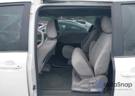 2015 Toyota Sienna Le 8 Passenger z USA, uszkodzony, nr VIN 5TDKK3DC2FS679493